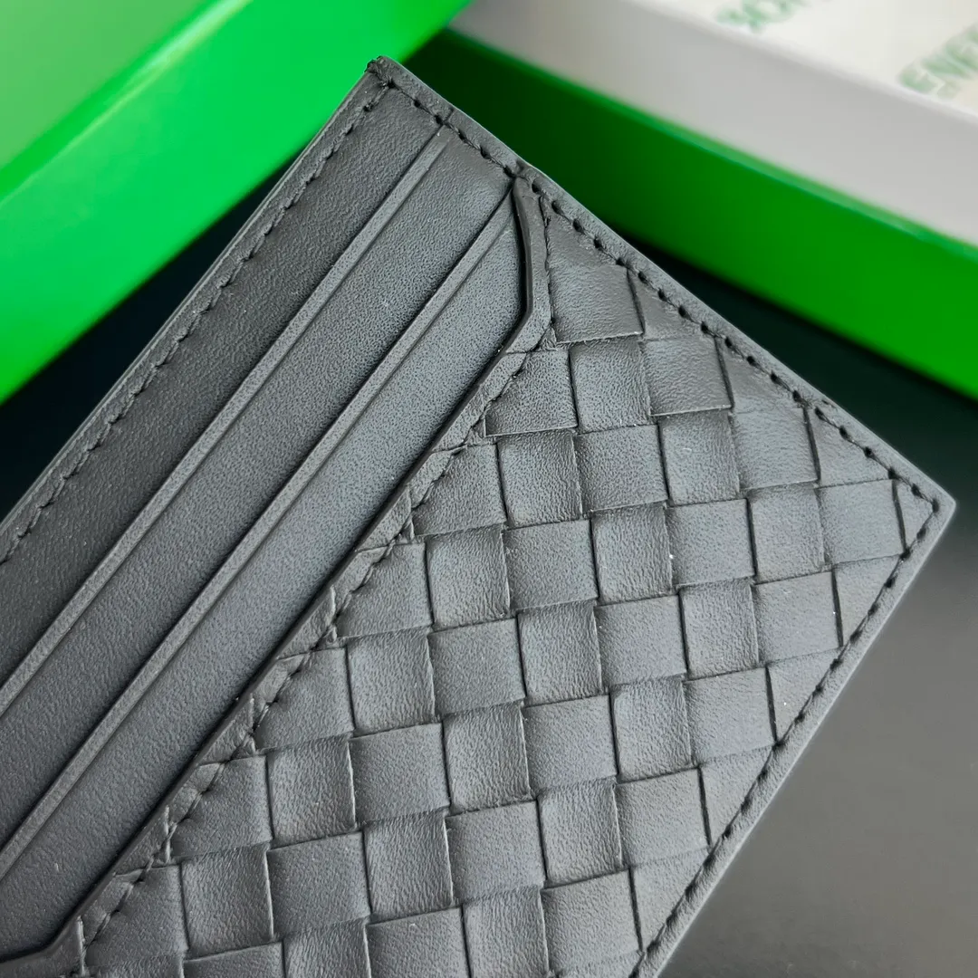#BV New Small Woven Card Holder 817397 Simple and exquisite card holder. Small, light and easy to carry. Put it directly in your pocket or put it in a small bag. It is made of cowhide and feels soft to the touch. There are 6 card slots on both sides and the main card slot in the middle. It is enough for daily use. In the era of no cash, the card holder is more convenient and practical. The card holder that everyone needs. Size: 11x8x0.2 P400